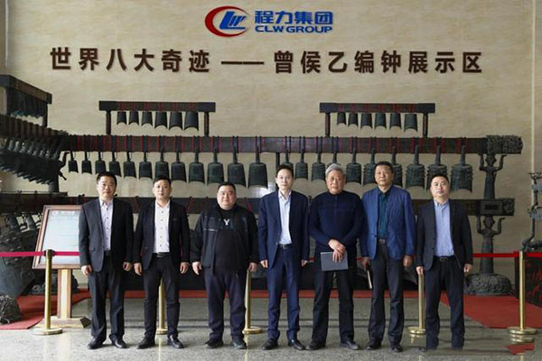 在程力汽車集團(tuán)總部迎賓大廳，雙方代表觀摩世界八大奇跡編鐘后合影紀(jì)念