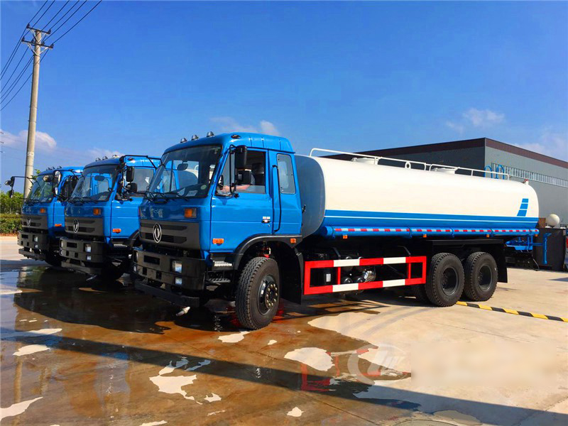 云南客戶批量訂購的東風(fēng)后雙橋?yàn)⑺囀状伟l(fā)車3臺